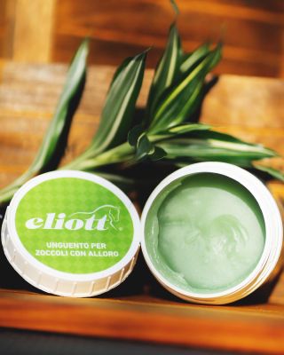 Grasso per zoccoli con alloro, nutre in profondità lo zoccolo donandogli elasticità!! Prenditi cura del tuo cavallo...